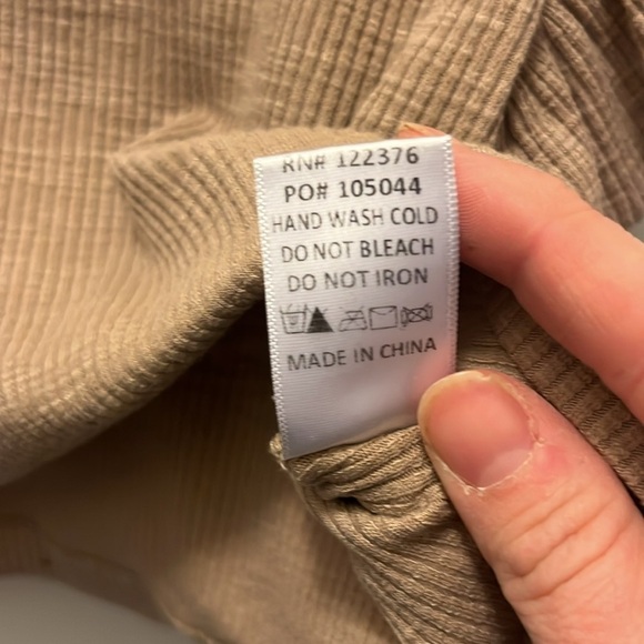 Mustard seed tan ribbed crop top with ruffled sleeves size medium - Picture 4 of 6